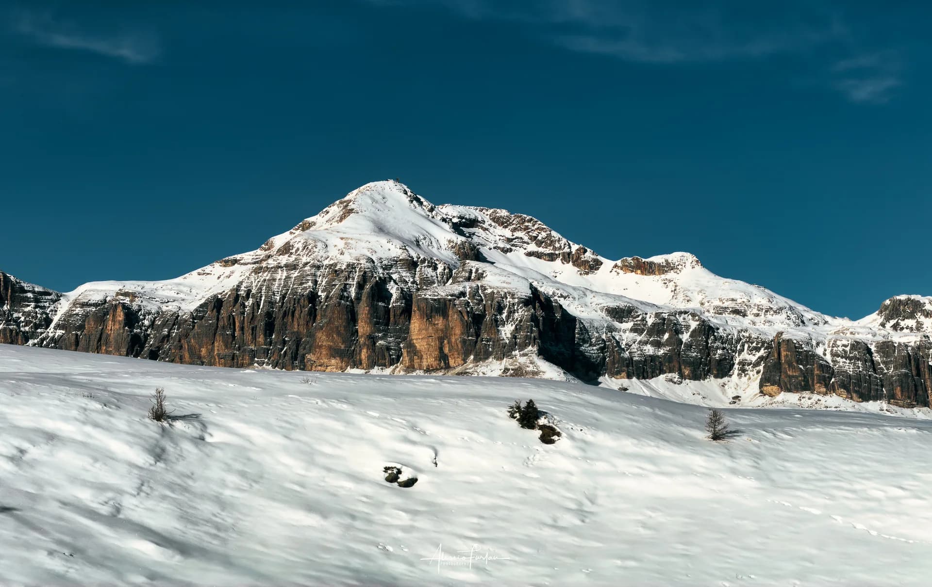Panorama di montagne innevate